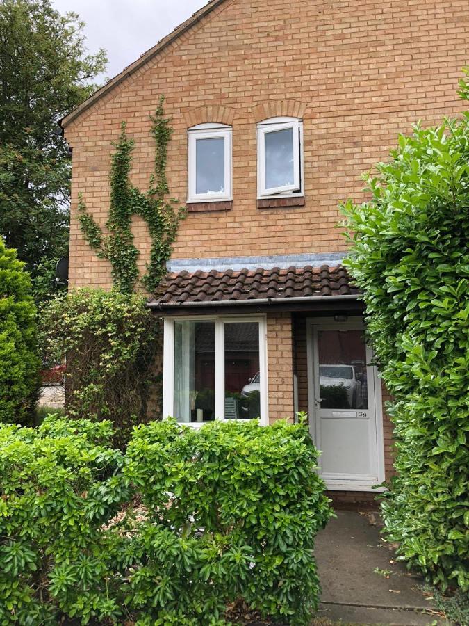 Rowan Tree Villa Aylesbury  Exterior photo